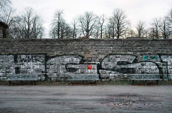 Eine Granitmauer mit Graffiti