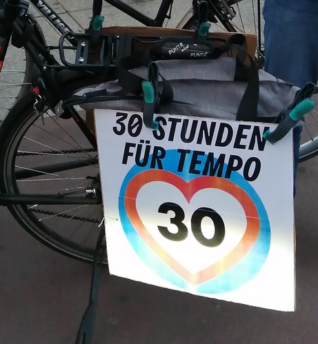 Plakat bei der Radparade Berlin, die für die strikte Beibehaltung bestehender Tempo-30-Strecken und Erweiterung 30 Stunden in Berlin radfahrend demonstriert.
Das Foto zeigt ein Plakat mit einem stilisierten Herz, das in der Mitte die Zahl "30" trägt. Darüber steht der Text "30 Stunden für Tempo" 30.