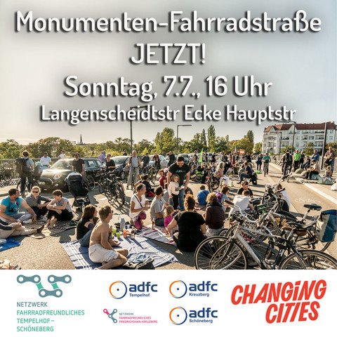 Bild mit Menschen auf Picknickdecken und Rädern auf der Monumentenbrücke. Forderung: Monumenten-Fahrradstraße jetzt.