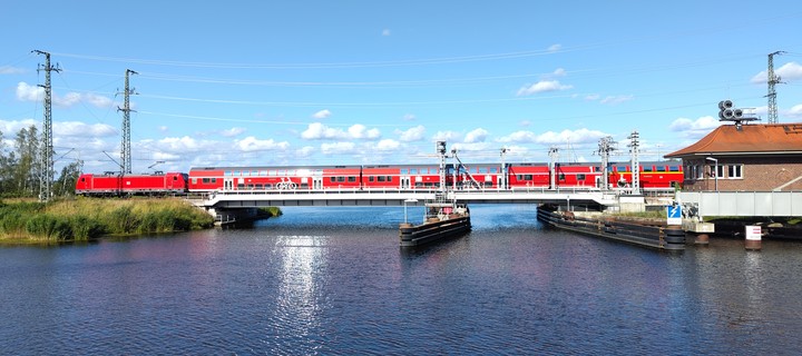 RE3 nach Stralsund auf der Peenebrücke in Anklam
Zug auf Brücke über Fluss