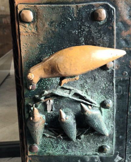 Vogelfigur an der Tür des Magdeburger Doms