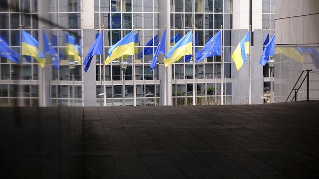 Ukrainische Flaggen vor Gebäude.