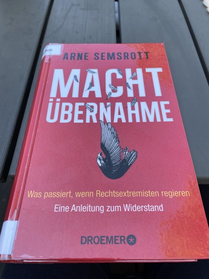 Das Cover des Buchs „Machtübernahme“ von Arne Semsrott. 