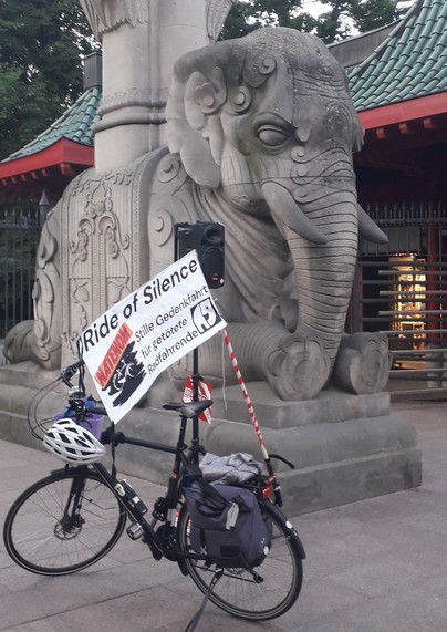 Der rechte der beiden Elefanten des Elefantentors des Zoo Berlin.

Davor steht ein Fahrrad mit einer Flagge mit der Aufschrift 
