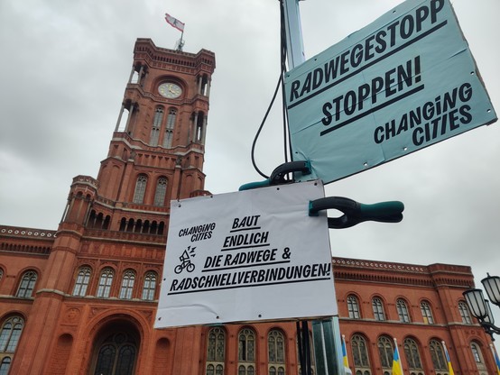 Demoplakate vor dem Roten Rathaus Berlin mit dem. Text 