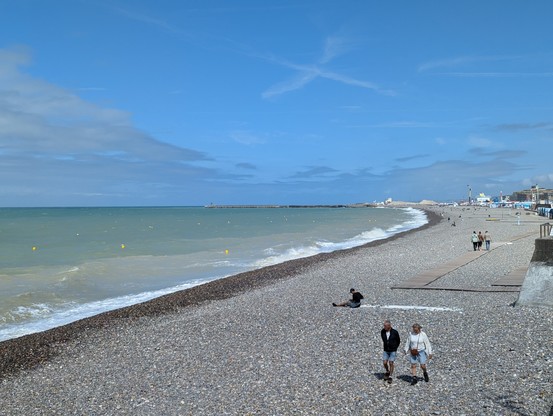 Ein Steinstrand bei blauem Himmel und Sonne