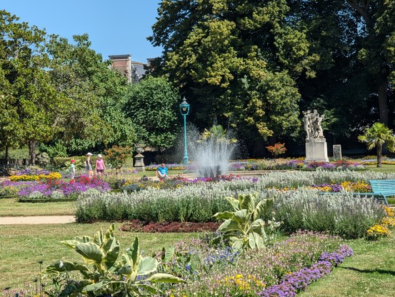 Ein mit Blumen und Springbrunnen angelegter Park