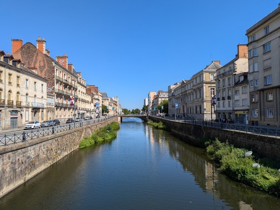 Ein Kanal zieht sich durch die Stadt, auf beiden Seiten reihen sich Häuser am Wasser auf