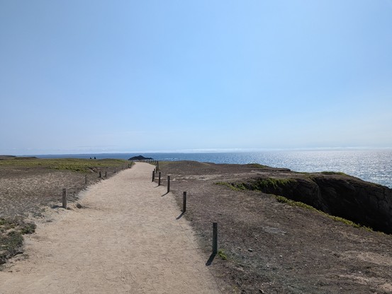 Ein Wanderweg auf einer hohen Küste