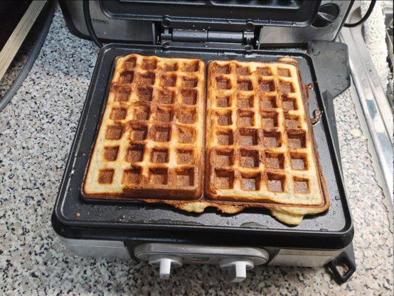 Vanille-Quark-Waffeln, gerade fertig gebacken, noch im Waffeleisen. Es duftet traumhaft.