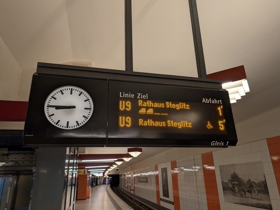 Zugzielanzeiger im U-Bahnhof 