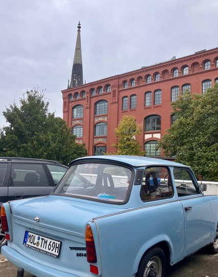 Trabi, AEG und Kirche.
Feldstraße/Hussitenstraße im Brunnenviertel